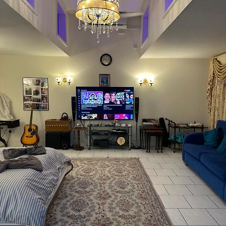 Redbridge Amazing Gantshill Studio Annexe & Free Parking מראה חיצוני תמונה